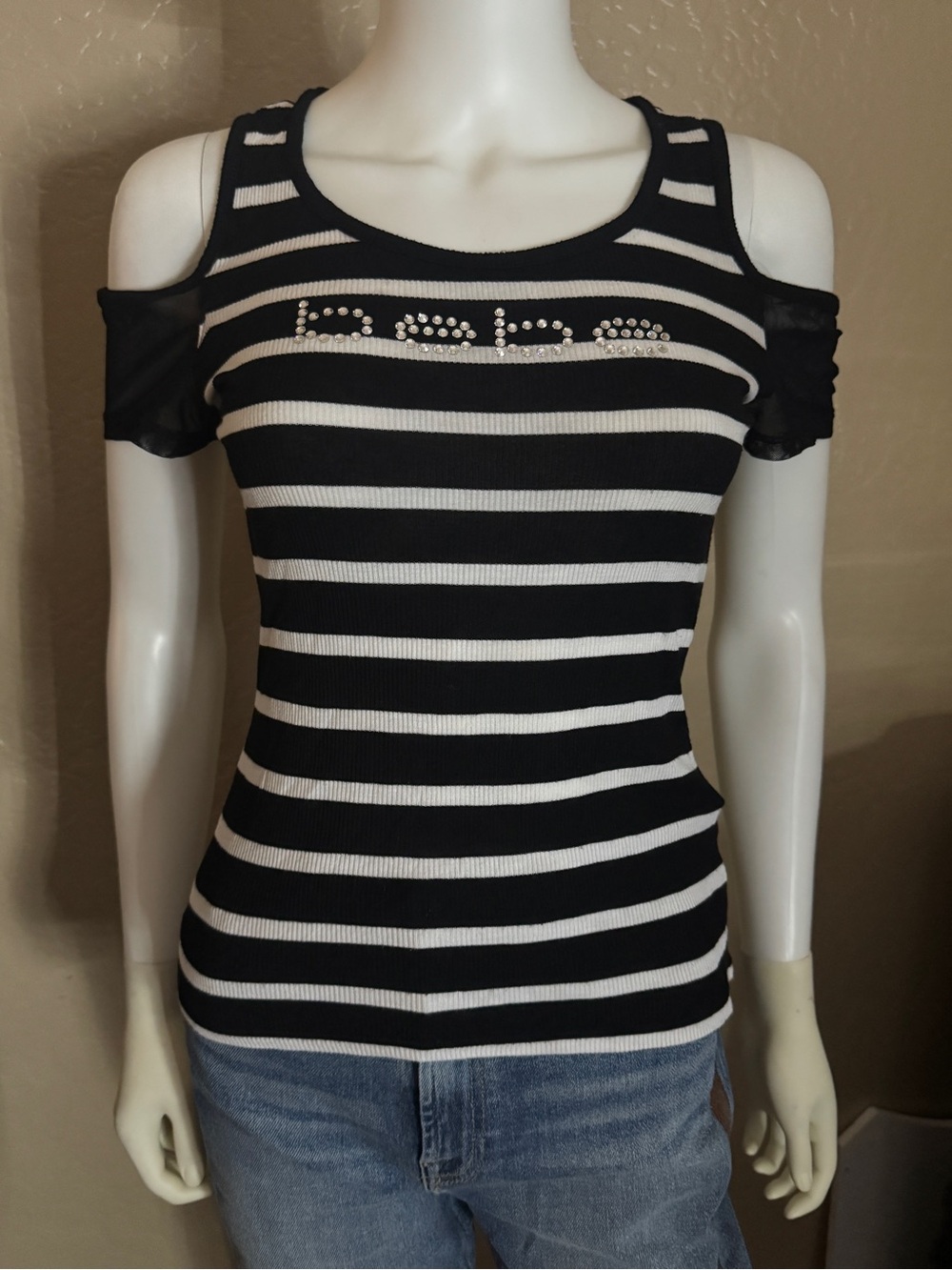 Bebé cold shoulder mesh top